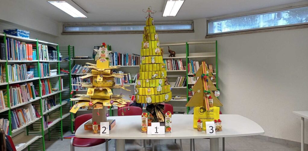 Árvore de Natal Amarela na Biblioteca EPAD