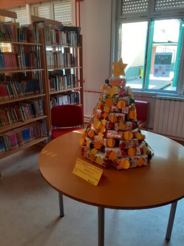 Árvore de Natal exposta na Biblioteca Escolar