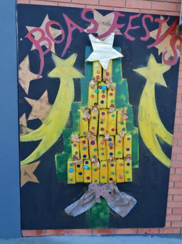 Árvore de Natal Amarela no recinto escolar