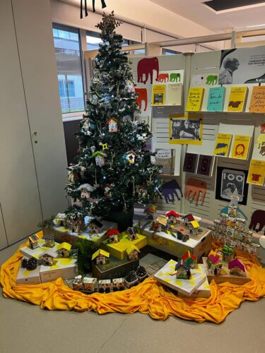 Árvore de Natal decorada e Aldeia Natal elaborada com pacotes da Compal que integraram as decorações de Natal da Biblioteca da Escola.