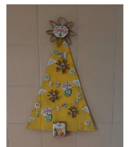 Colocação estratégica da Árvore de Natal Amarela e o seu ecoponto amarelo no bar da escola, com vista à separação das embalagens e à importância da reciclagem.