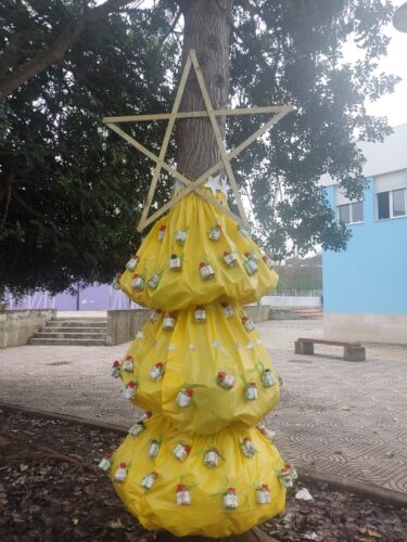 Árvore de Natal no exterior do recinto escolar da EBGHD