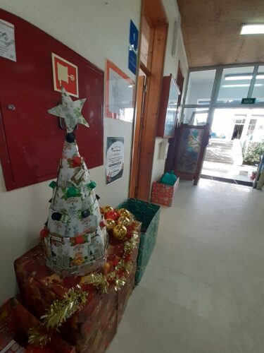 Árvore de Natal Compal. Entrada no bloco principal.tra<br/>árvore contruída sobre uma base de rede com embalagens de compal pequenas trazidas pelos alunos.
