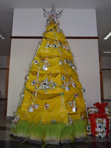 Árvore Natal no espaço escola. HBG