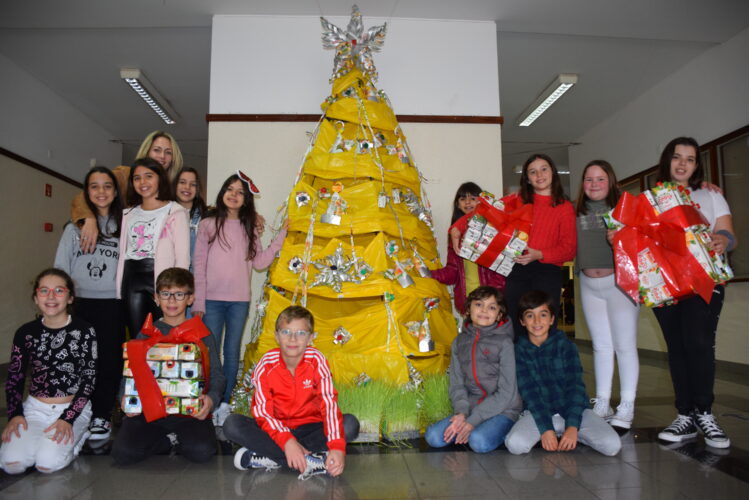 Os alunos que participaram na elaboração da árvore de Natal.