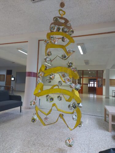 A Nossa Árvore de Natal Amarela, no centro do espaço de convívio da sala de alunos.