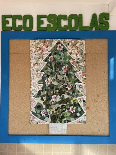 O painel com a Árvore de Natal afixada no Painel Eco-Escolas na entrada do Polivalente da Escola.
