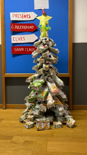 Árvore de Natal amiga do ambiente - Colocada junto à secretaria e Direção da escola.