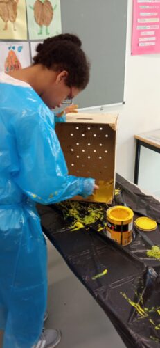 Os alunos pintaram as caixas de fruta de amarelo