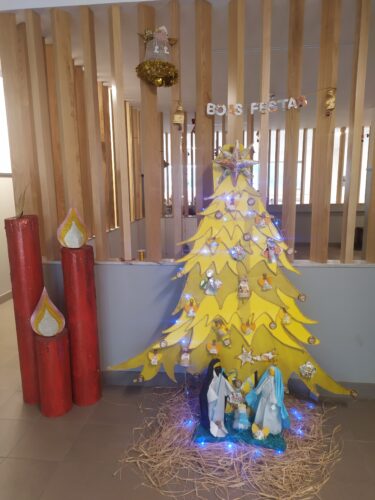 Natal Amarela - Árvore de Natal no hall de entrada da escola