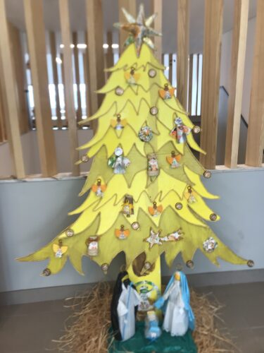 Natal Amarela - trabalho final da Árvore de Natal da EB de Abadias