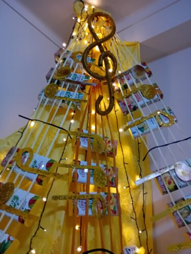 Natal dourado é uma trilogia, rima com frutologia - compal, canções e alegria. Grande plano da parte superior da árvore.