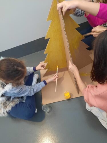 Construção da árvore de Natal<br/>- Pintura da estrutura da árvore.