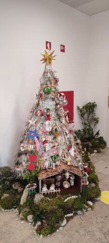 A nossa árvore de Natal Amarela ficou em grande destaque no hall de entrada principal do Centro Escolar, de forma a ser vista por toda a comunidade escolar.