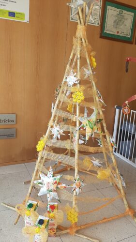 Árvore no espaço da escola -hall de entrada - exposição de Natal