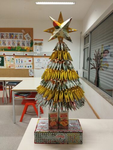 Árvore de Natal numa sala de aula