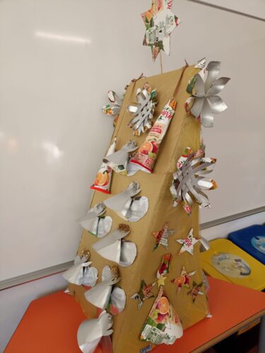 Foto da árvore na sala de apoio (espaço frequentado pelos alunos da pré e do 1º ciclo)
