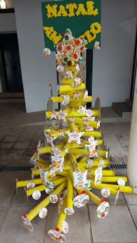 Natal Amarelo da EB de Fontão, Felgueiras<br/>: Este é o resultado da elaboração da árvore de Natal amarelo da nossa escola. Como ficou bonita!<br/> Com os diferentes moldes elaborados em ambiente de sala de aula, obtivemos uma árvore moderna e diferen