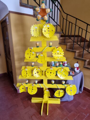 A Árvore Amarela dos Kirigamis, no interior da escola, junto a outros trabalhos realizados pelos alunos, alusivos à época natalícia.