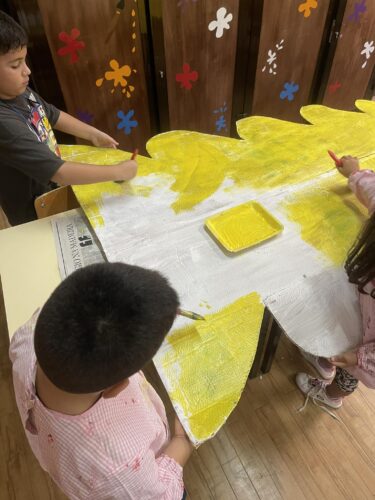 Os alunos de 1º e 2º ano participaram na pintura de amarelo da árvore em cartão e na desmontagem dos pacotes, bem como no desenho e recorte de moldes das estrelas, árvores, sinos, anjos e pinheiros.