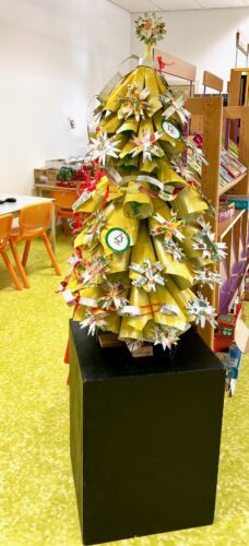 A Árvore de Natal Amarela na Biblioteca- A árvore de Natal foi colocada na Biblioteca, porque foi o espaço que os alunos escolheram, uma vez que todos, das diversas turmas procuram muito este espaço, nos intervalos.