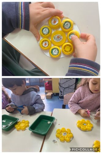 As crianças recortaram os símbolos da Tetra Pak, da Compal e FSC e colaram nas bolas feitas de tampas e restos de embalagens.