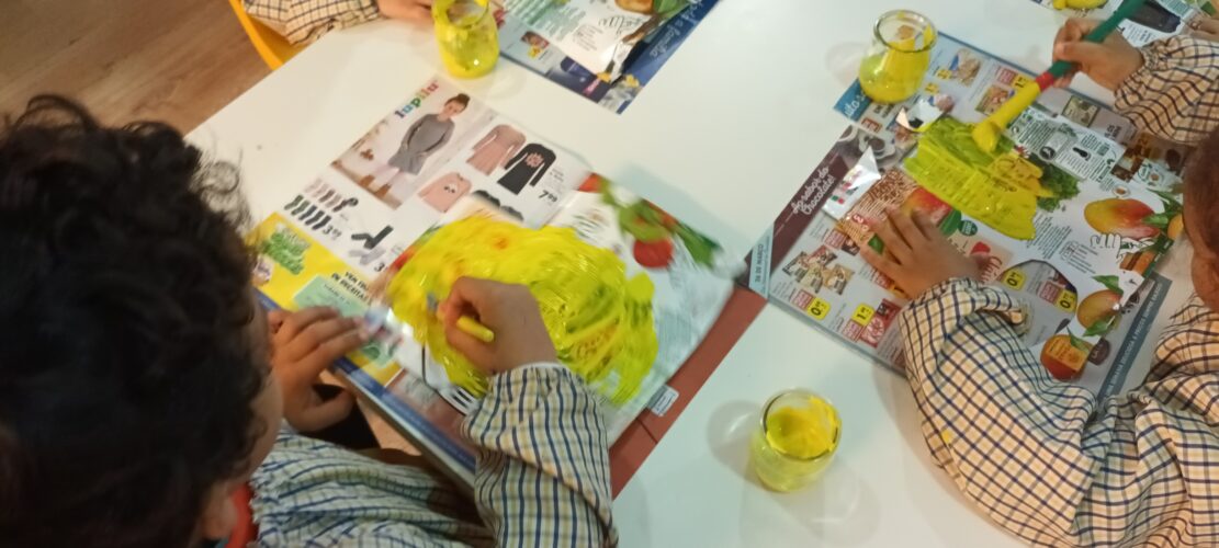 As embalagem Compal foram pintadas pelas crianças utilizando tinta amarela