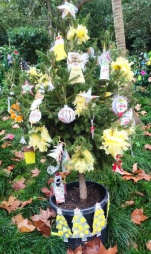 A árvore amarela, realizada com vários enfeites de Natal, tendo como base, embalagens de pacotes da Compal e enfeitada também com plástico amarelo, realizado pelas crianças em sala.