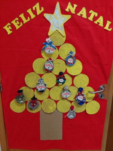 A árvore colocada na porta da sala do Pré-Escolar a desejar um Feliz Natal a toda a comunidade educativa.