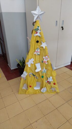 A árvore amarela no átrio da escola.