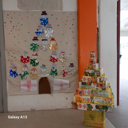 Exposição da Árvore de Natal Amarela e sua utilização para embelezamento/decoração do espaço escolar de acordo com a época festiva.