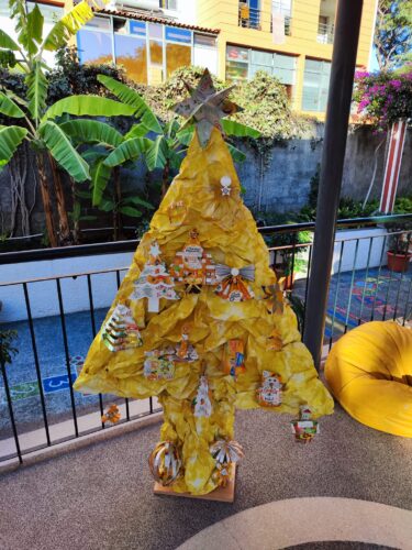 Para o Natal brilhar, a árvore amarela não pode faltar!