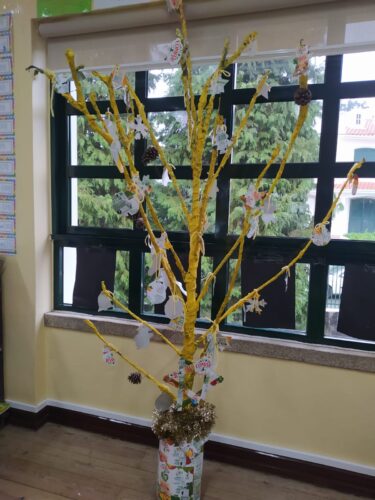 A Árvore Amarela estará sempre presente ao longo do ano na sala de aula e em cada estação do ano será modificada com novos elementos da natureza.