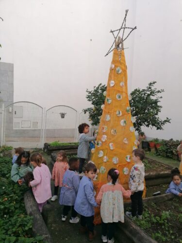 Finalização da decoração da árvore amarela, estrategicamente construída na horta pedagógica;