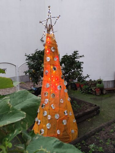 Árvore finalizada e iluminada na “cerimónia” de divulgação à comunidade.