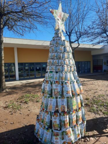 Árvore de Natal toda construída com as embalagens da Compal.