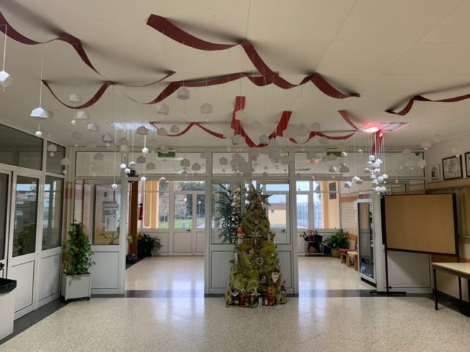 Árvore de Natal no espaço da escola
