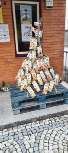 Este ano, a árvore de Natal é amarela! A entrada do nosso JI foi o palco escolhido para a nossa árvore e assim ficar visível a toda a comunidade educativa.