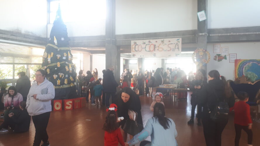 A árvore de Natal de grandes dimensões decorou o nosso espaço escolar durante a época natalícia, com o trabalho e a participação e todos. Foi apreciada pela comunidade no Mercado de Natal organizado pela escola.