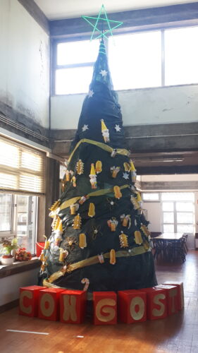 A árvore de Natal de grandes dimensões decorada com motivos de Natal, construídos pelos alunos, com recurso às embalagens TetraPack, recolhidas pelos alunos, ao longo do 1º período.