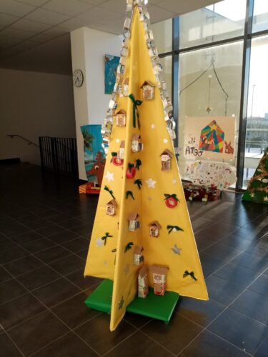 A Árvore de natal no átrio do piso superior da escola.