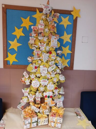 As crianças em família ou na escola elaboraram símbolos natalícios que colocaram na árvore<br/>Presentes elaborados com os pacotes de sumo da Compal