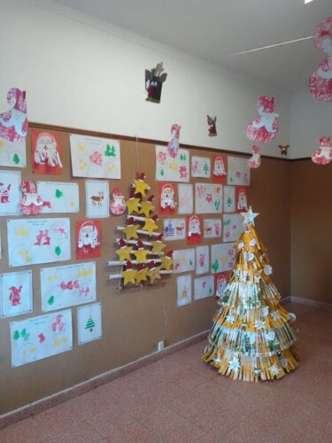 A nossa árvore foi colocada na entrada da nossa escola, junto com outras decorações Natalícias também feitas pelas crianças. A nossa entrada ficou mais bonita.