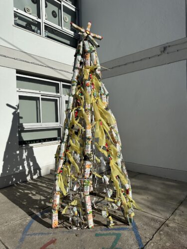 Título : Árvore Amarela<br/>A Árvore de Natal Amarela foi cuidadosamente elaborada utilizando materiais reciclados,transmitindo uma mensagem sustentabilidade a toda a comunidade.