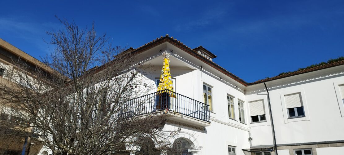 Árvore de Natal construída na janela da direção, que fica em frente à entrada do colégio.
