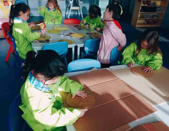 Processo de construção - Recorte e Pintura de cartões reciclados pelas crianças de 4 e 5 anos em pequenos grupos.