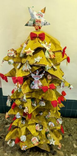 Fotografia 6<br/>Legenda: Árvore de Natal realizada com recurso a material reutilizável no âmbito do Projeto Eco-Escolas