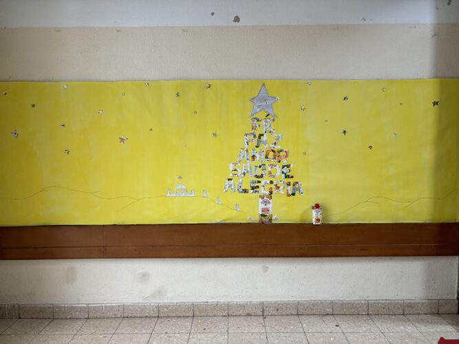 Árvore Amarela exposta no placard da escola