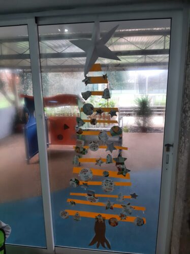 Conclusão da árvore de Natal, elaborada com os trabalhos dos alunos com recurso aos materiais reutilizados.