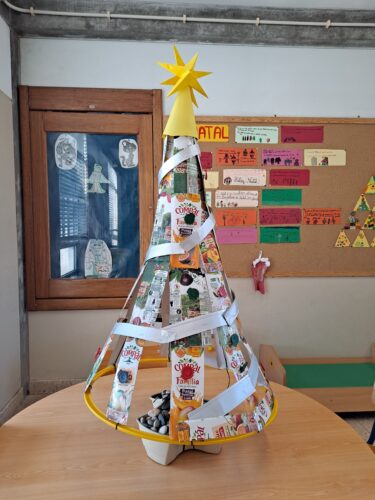 Árvore de Natal Amarela da EB de Meiral<br/>Este trabalho está exposto num dos setores da Escola Básica de Meiral.